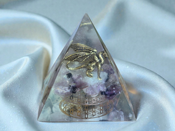 Orgonite pyramide dragon fleur de vie